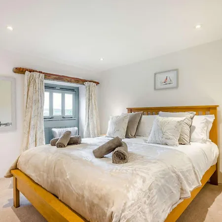 4 Bed In Looe 90933 *